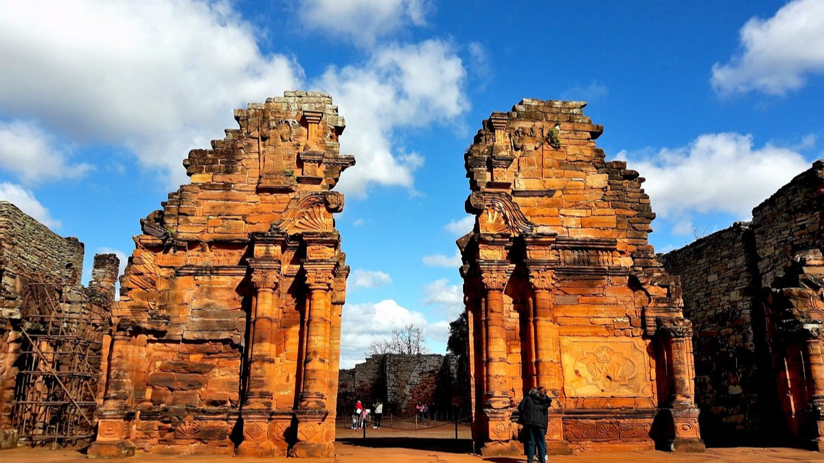 El diseño de la reducción de San Ignacio Miní contemplaba un sistema de desagües y una distribución de viviendas que permitía el autoabastecimiento de miles de personas bajo un estricto orden comunitario.