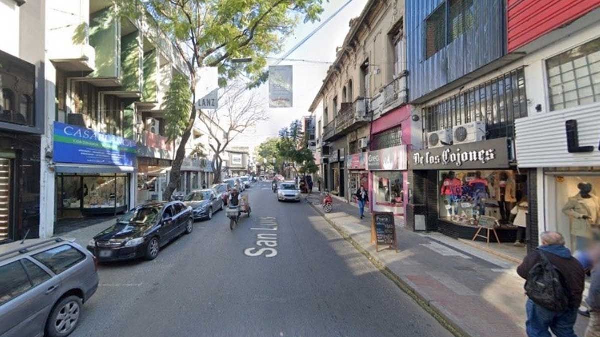 Asalto en Rosario: le dijeron que tenía caca de paloma en la cabeza y le robaron el celular