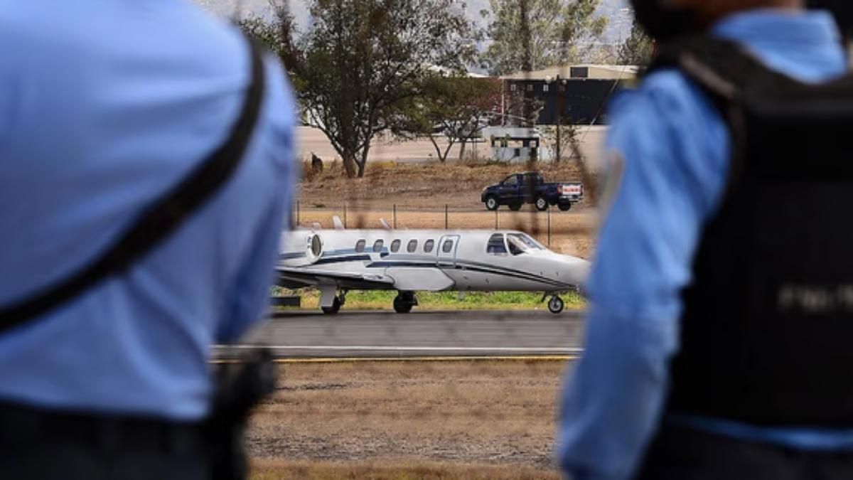 El acusado fue entregado a las autoridades estadounidenses en el Aeropuerto Internacional de Ciudad de México.