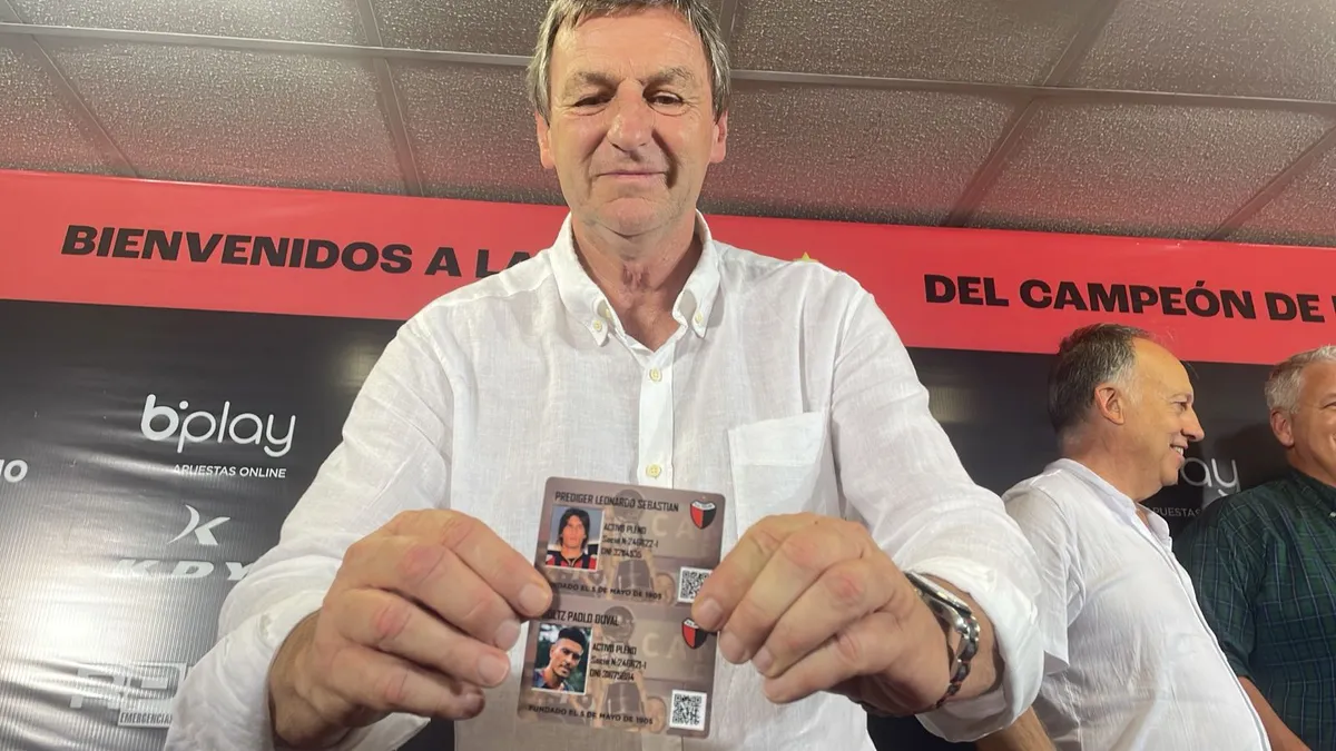Godano, con los carnets de socios de Prediger y Goltz. Godano, con los carnets de socios de Prediger y Goltz.