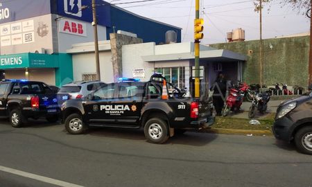 Refuerzos policiales y del Grupo de Operaciones Especiales arribaron al lugar para controlar los disturbios. 