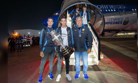 La Selección argentina llegó al país, al Aeropuerto de Ezeiza, de la mano de Ángel Di María, tras los festejos del conjunto argentino. La Selección argentina llegó al país, al Aeropuerto de Ezeiza, de la mano de Ángel Di María, tras los festejos del conjunto argentino.