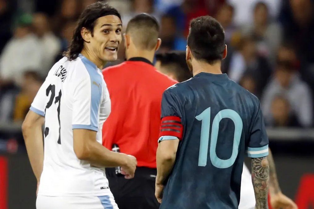 El picante cruce entre Messi y Cavani