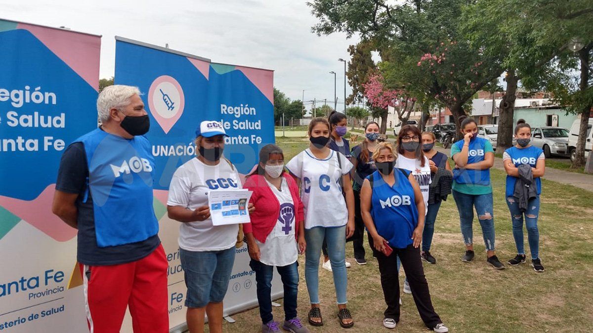 El primer relevamiento barrial detectó al menos a 100 adultos mayores que no estaban anotados para vacunarse o no tenían quién los traslade al vacunatorio.