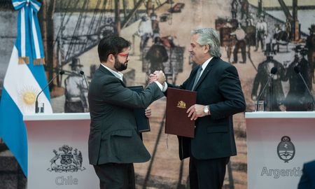Argentina y Chile firmaron una serie de acuerdos para fortalecer su relación. Argentina y Chile firmaron una serie de acuerdos para fortalecer su relación.