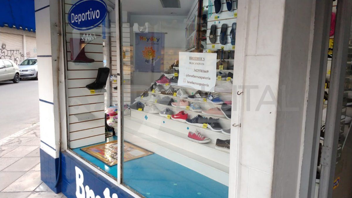 En las zapater&iacute;as, las ventas tuvieron una disminuci&oacute;n del 2,4%, a precios constantes, y acumulan un retroceso del 12,5% en el primer cuatrimestre comparado a los mismos meses de 2023.