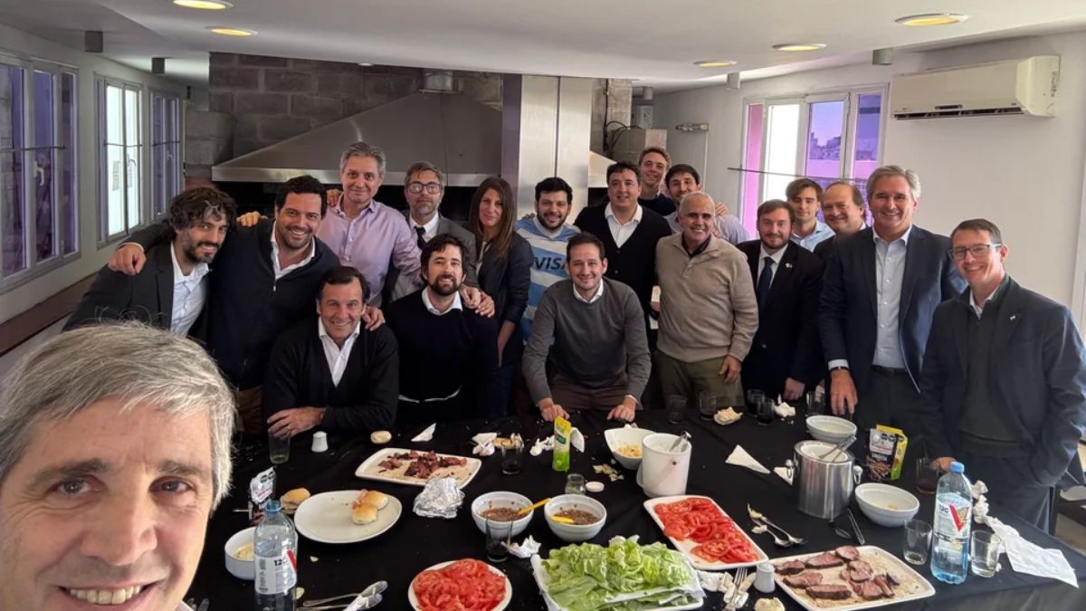 Luis Caputo compartió una foto en sus redes sociales de su equipo de trabajo: Despedida de algunos de los cracks