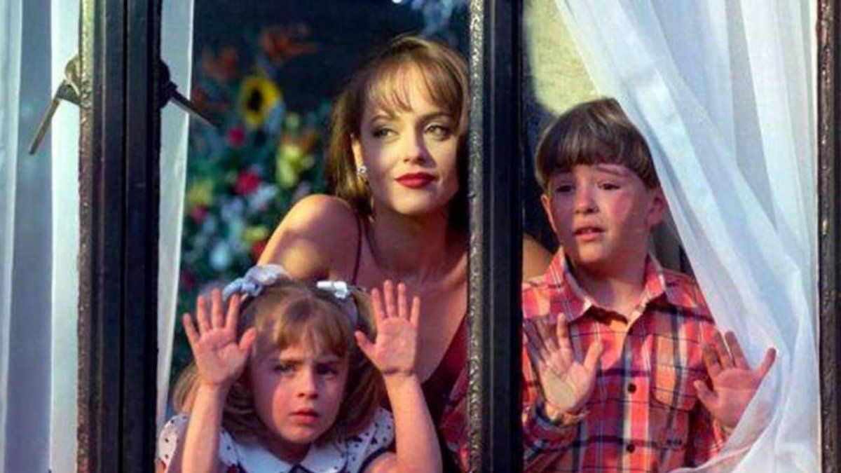 Paola Bracho junto a los niños