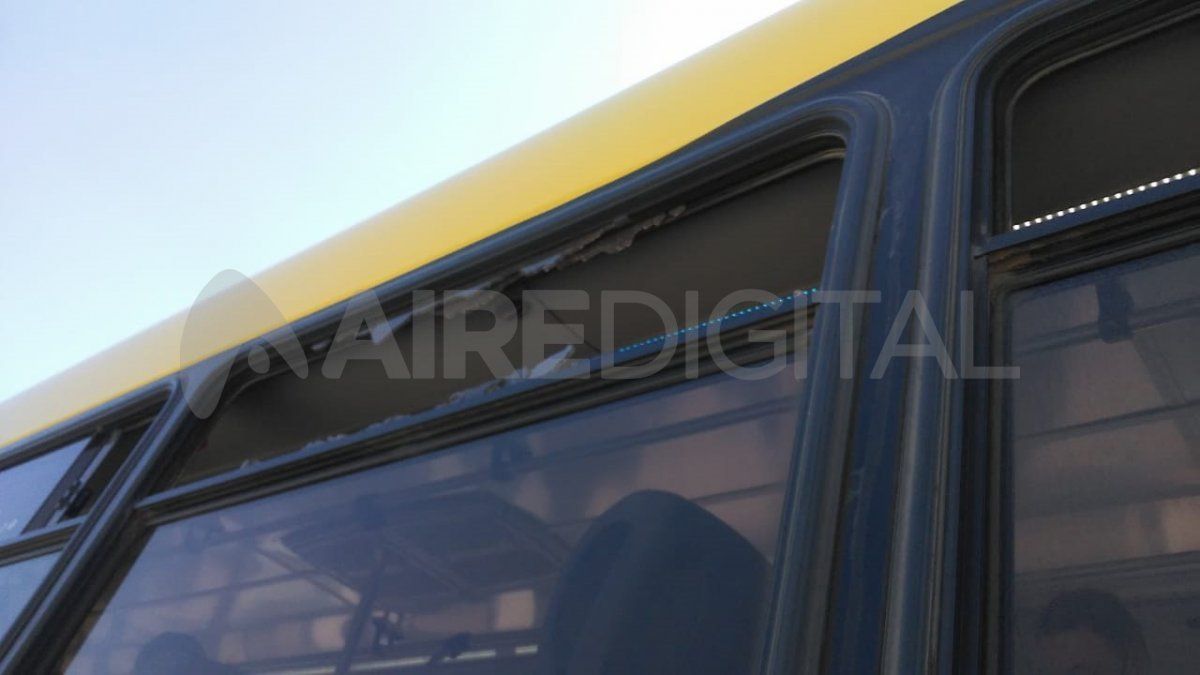 Dos personas resultaron heridas a raíz de los piedrazos que entraron por las ventanillas. 