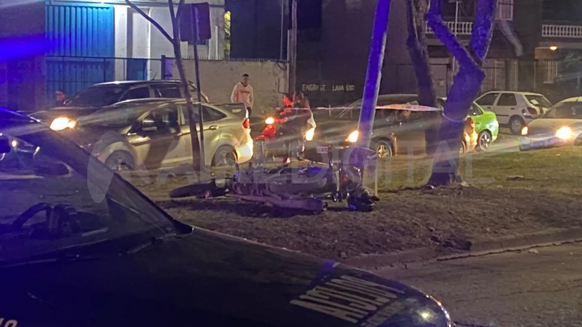 Un hombre chocó contra un semáforo y murió. Un hombre chocó contra un semáforo y murió.
