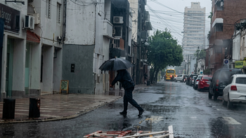 Lluvia en Santa Fe: por el agua acumulada, hay cortes en Av. Freyre y cambios en el recorrido de la Línea 16