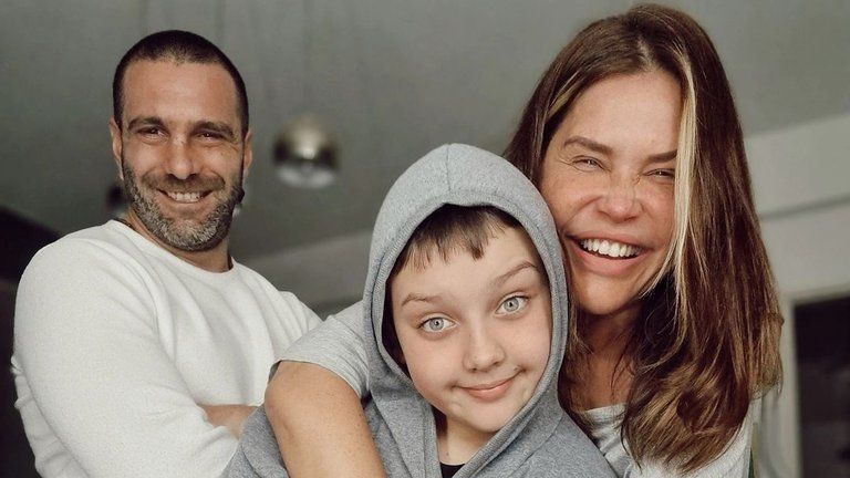 Nazarena Vélez, su hijo Titi y su pareja, Santiago Caamaño.