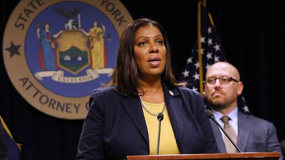La fiscal de Nueva York, Letitia James, demandó a la NRA por desvío de fondos.