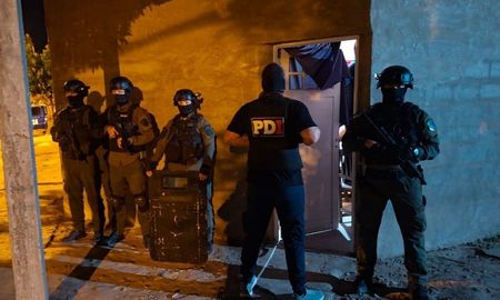 La Policía de Investigaciones detuvo a cinco personas en Laguna Paiva tras realizar 11 allanamientos por microtráfico.