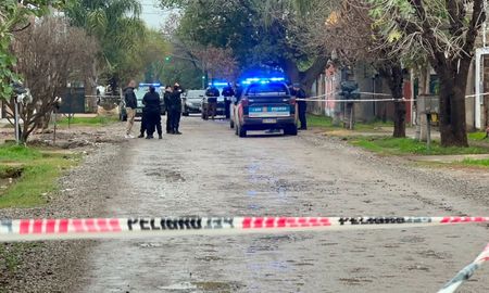 El policía pasado a disponibilidad fue herido de arma de fuego en barrio Nueva Esperanza tras intentar entrar a una vivienda. El policía pasado a disponibilidad fue herido de arma de fuego en barrio Nueva Esperanza tras intentar entrar a una vivienda.
