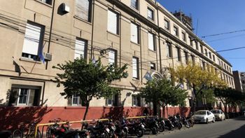 Entreron a la facultad, se llevaron una mochila y realizaron compras con tarjetas de la víctima