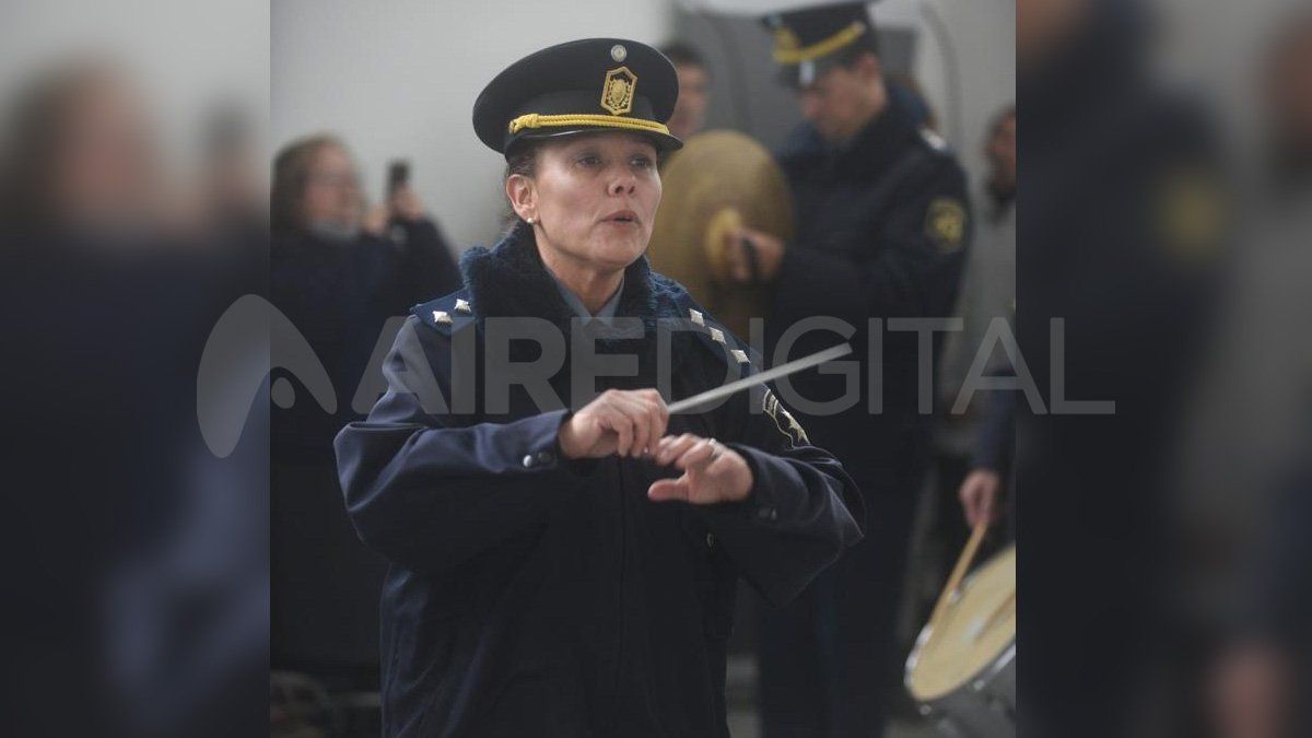 La inspectora Carina Stieb fue la encargada de dirigir la Banda Sinfónica de la Policía de Santa Fe