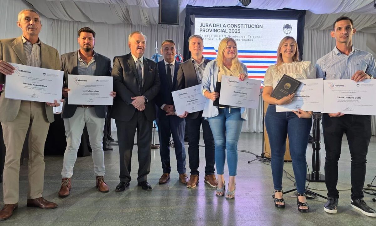 Felipe Michlig tomó juramento por la nueva Constitución provincial a autoridades del departamento San Cristóbal.