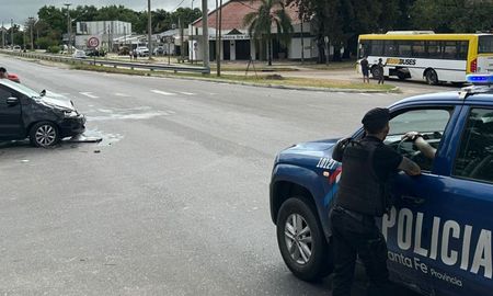 El accidente entre el colectivo de la empresa Autobuses y un automóvil sucedió cerca de las 16:30 de este jueves en el kilómetro 2.8 de la Ruta 1. El accidente entre el colectivo de la empresa Autobuses y un automóvil sucedió cerca de las 16:30 de este jueves en el kilómetro 2.8 de la Ruta 1.