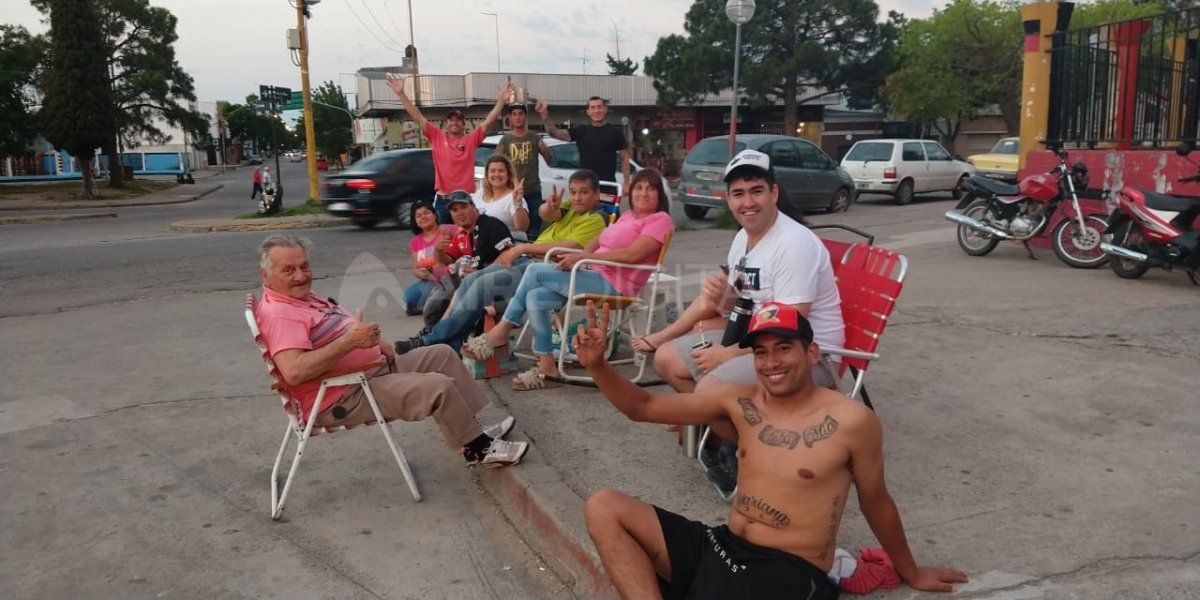 Los hinchas de Colón aguardan por los resultados de las elecciones y una entrada para la final