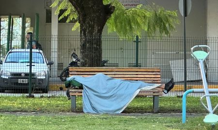 La zona detrás de la terminal es una de las que contiene a más personas en situación de calle en el barrio. La zona detrás de la terminal es una de las que contiene a más personas en situación de calle en el barrio.
