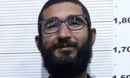 Aseguran que el joven, que dijo llamarse Asan Azad, apenas habla inglés y que presentó un DNI de un correntino y una licencia de Buenos Aires. Aseguran que el joven, que dijo llamarse Asan Azad, apenas habla inglés y que presentó un DNI de un correntino y una licencia de Buenos Aires.