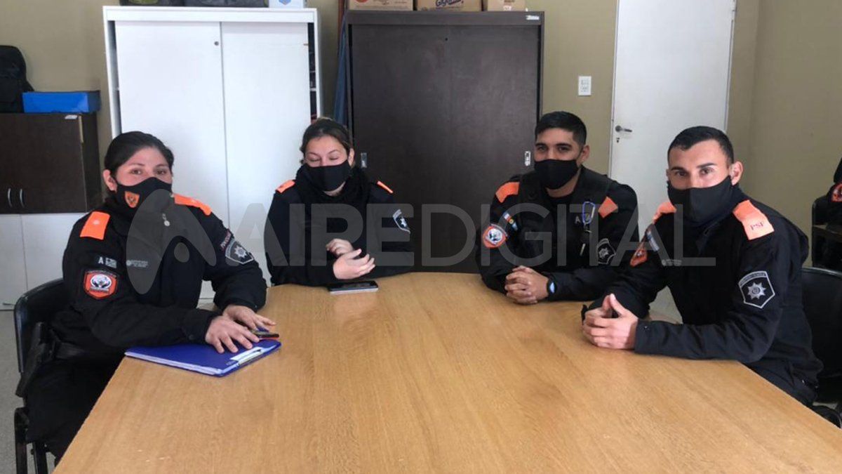La oficial Nadia Dufour junto a la suboficial María Nieto y los suboficiales Leonardo Gómez y Maximiliano Aresti, miembros de la sección Ecológica de la Policía Comunitaria. 