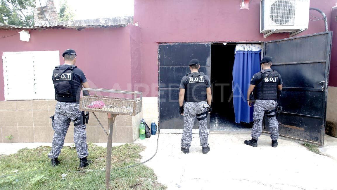 Allanamientos enfrente de una escuela