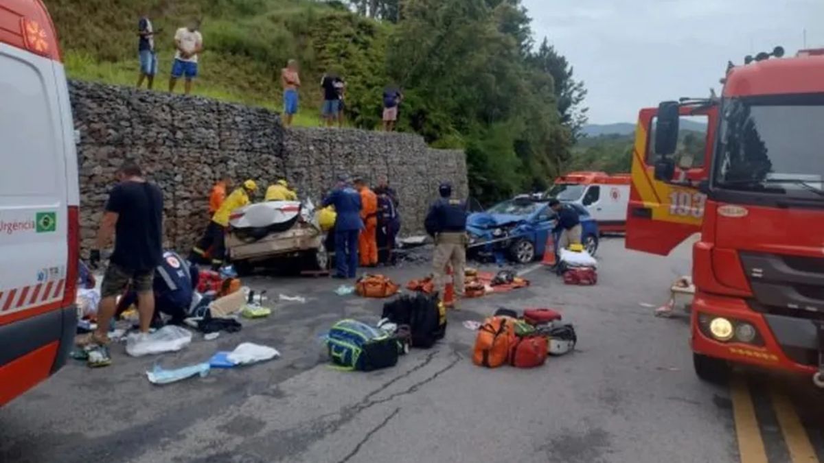Una mujer murió tras un choque frontal entre dos autos en rutas brasileñas. Dos adolescentes permanecen internadas en estado crítico.