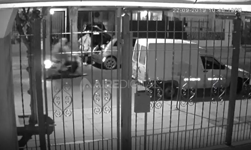 Barrio Mariano Comas: dos motochorros lo asaltaron anoche cuando bajaba los bolsos del auto