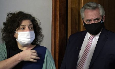 La ministra de Salud, Carla Vizzotti, y el presidente Alberto Fernández, definirán la estrategia de vacunación a seguir. La ministra de Salud, Carla Vizzotti, y el presidente Alberto Fernández, definirán la estrategia de vacunación a seguir.