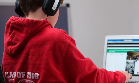 Dos de cada tres chicos que usan la inteligencia artificial, lo hacen con fines educativos. Dos de cada tres chicos que usan la inteligencia artificial, lo hacen con fines educativos.