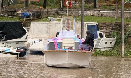 La ciudad de Santa Fe vivió este domingo una nueva edición de la procesión náutica de la Virgen de Guadalupe