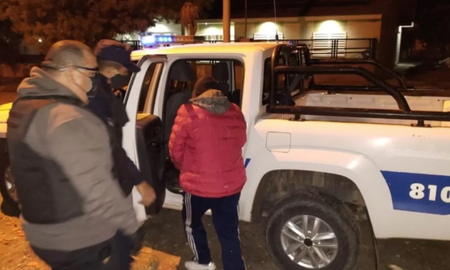 Aseguró que su hijo murió electrocutado por cargar el celular pero vieron que lo había llevado para robar cables Aseguró que su hijo murió electrocutado por cargar el celular pero vieron que lo había llevado para robar cables