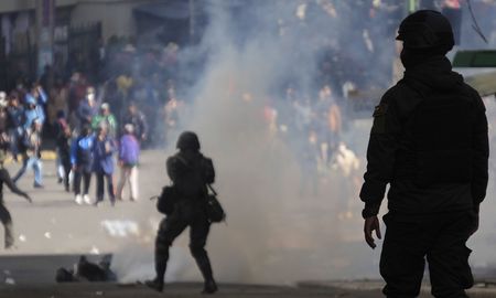 Elementos de la policía militar se enfrentan con manifestantes que exigen la renuncia del presidente boliviano, Rodrigo Paz, mientras intentaban ingresar a la Plaza Murillo, en donde se encuentra el Palacio de Gobierno, en La Paz, Bolivia, el 25 de mayo de 2026. Elementos de la policía militar se enfrentan con manifestantes que exigen la renuncia del presidente boliviano, Rodrigo Paz, mientras intentaban ingresar a la Plaza Murillo, en donde se encuentra el Palacio de Gobierno, en La Paz, Bolivia, el 25 de mayo de 2026.