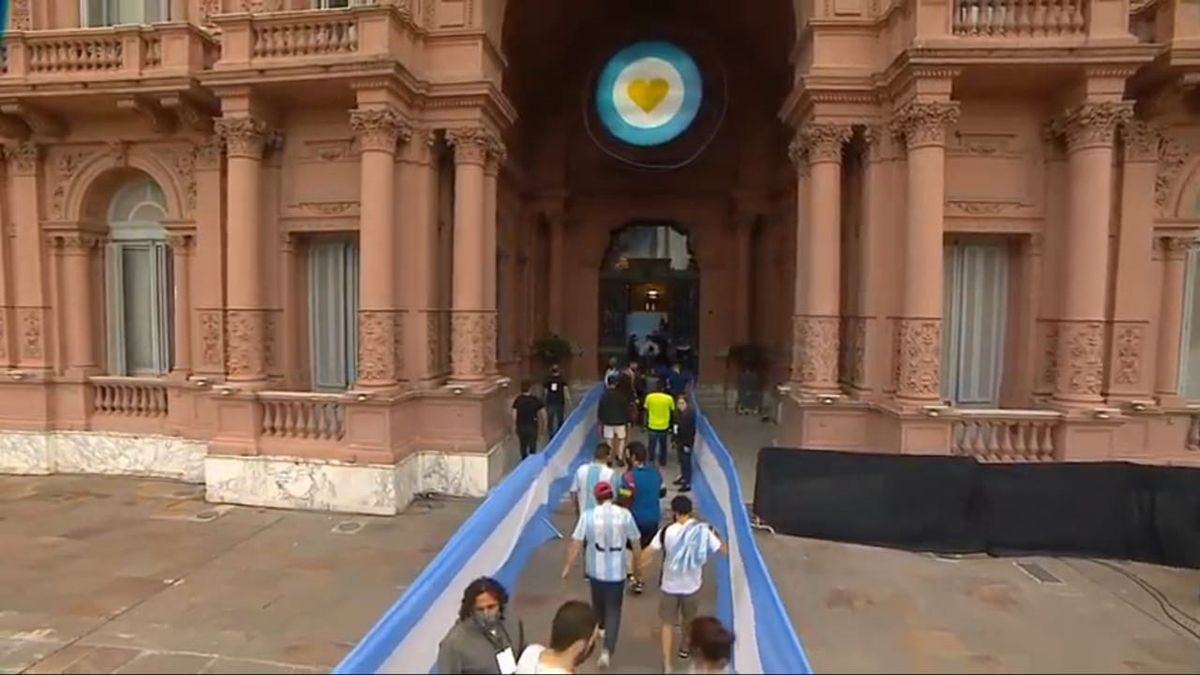 Así ingresan la gente que se va a despedir de Diego Maradona a la Casa Rosada.
