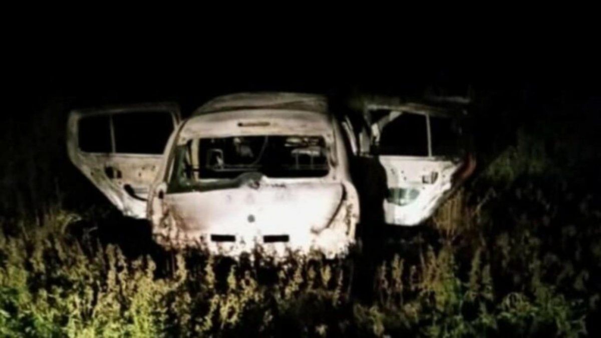 El cadáver se encontró dentro de un Renault Clío en posición fetal y con los brazos hacia atrás.