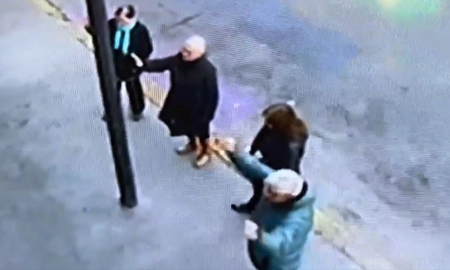 Fanáticos religiosos hicieron un extraño ritual para curar gays en la puerta de un boliche en Mendoza Fanáticos religiosos hicieron un extraño ritual para curar gays en la puerta de un boliche en Mendoza