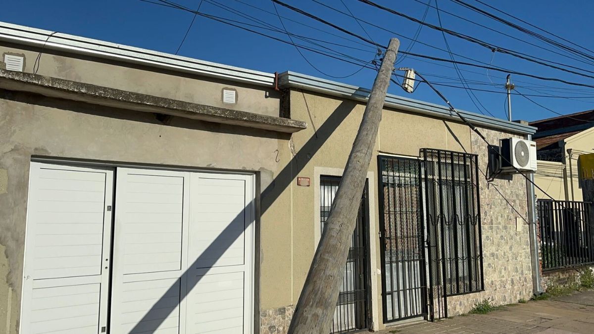 Así quedó el poste: sostenido por el cableado a punto de caer sobre una vivienda en avenida Peñaloza al 7200.
