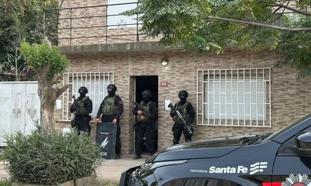 Este jueves se allanó una vivienda en barrio Los Hornos en el marco de la causa y se detuvo a una mujer. Este jueves se allanó una vivienda en barrio Los Hornos en el marco de la causa y se detuvo a una mujer.
