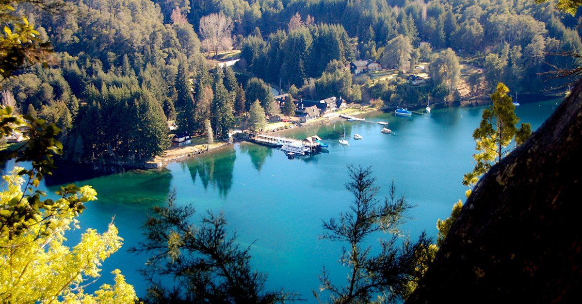 Villa La Angostura es considerado como uno de los paraísos más bellos de toda la provincia de Neuquén. Villa La Angostura es considerado como uno de los paraísos más bellos de toda la provincia de Neuquén.