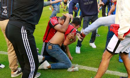 Una gresca entre barras del Querétaro y el Atlas de Guadalajara dejó un saldo de decenas de heridos y muertos. La fecha de la Primera División de México fue suspendida. Una gresca entre barras del Querétaro y el Atlas de Guadalajara dejó un saldo de decenas de heridos y muertos. La fecha de la Primera División de México fue suspendida.