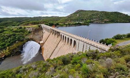 El fenómeno de las aguas tibias en el Dique La Huertita se produce por la baja profundidad de sus pozones y la exposición directa al sol, lo que eleva la temperatura por encima del promedio de los ríos serranos. El fenómeno de las aguas tibias en el Dique La Huertita se produce por la baja profundidad de sus pozones y la exposición directa al sol, lo que eleva la temperatura por encima del promedio de los ríos serranos.