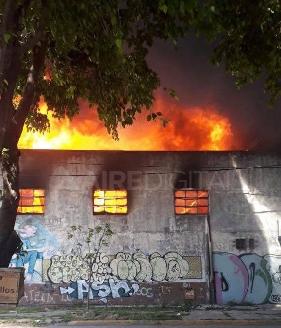 Video: el momento en que las llamas llegaron a casi 5 metros