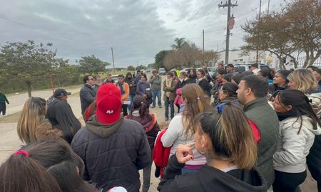 Familias de la escuela Manuel Belgrano de Recreo se concentraron para exigir seguridad tras varios robos a mano armada cerca del establecimiento. Familias de la escuela Manuel Belgrano de Recreo se concentraron para exigir seguridad tras varios robos a mano armada cerca del establecimiento.