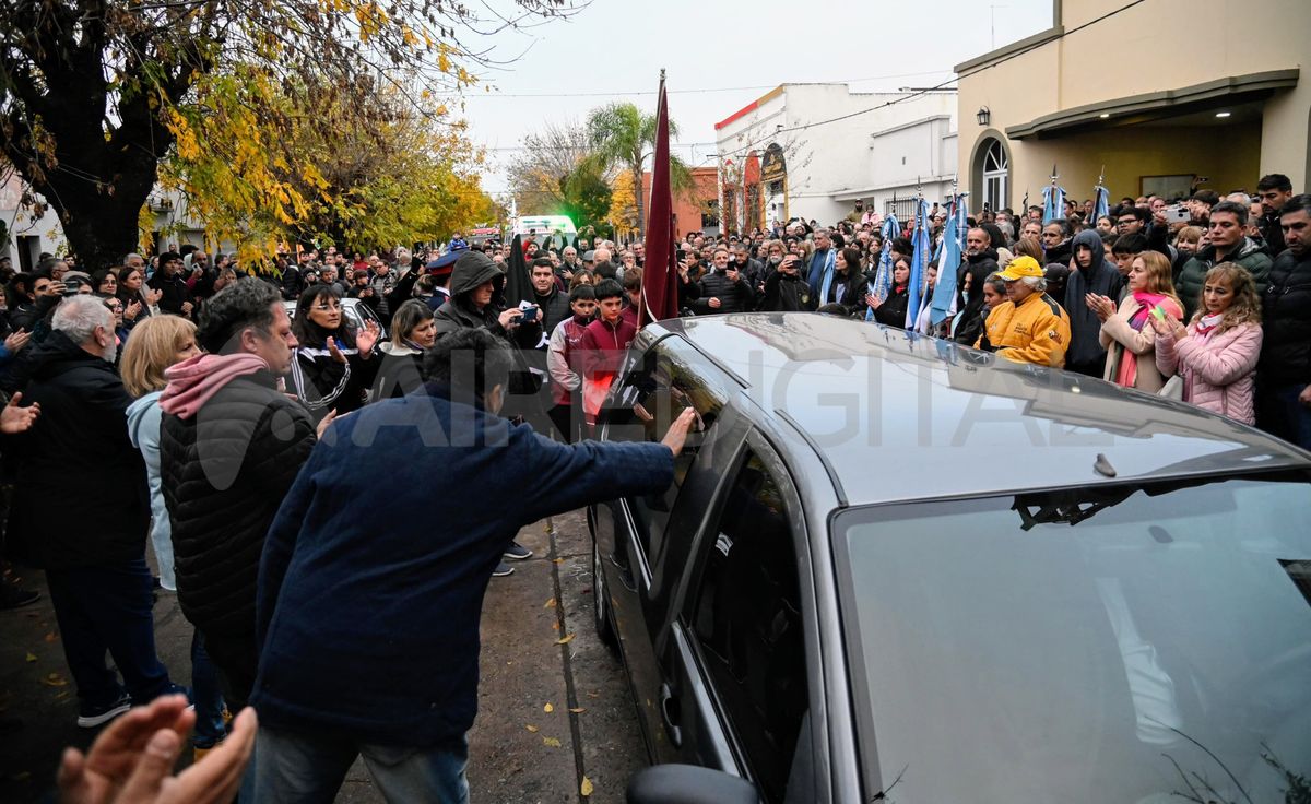 El público presente en el velatorio de Juan María Traverso despidió al Flaco con emotivo aplauso.