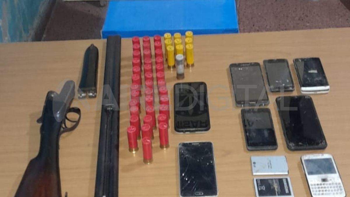 Armas, municiones y celulares fueron incautados en los allanamientos.