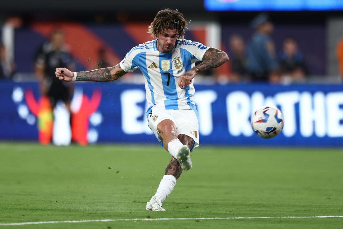 Con su reconocido sacrificio y despliegue, hay veces que parece que De Paul juega un cambio más arriba que el equipo. Con su reconocido sacrificio y despliegue, hay veces que parece que De Paul juega un cambio más arriba que el equipo.