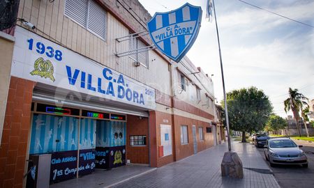 Vecinos del Barrio Sargento Cabral exigen que los tradicionales bailes, que se llevan a cabo en el club Villa Dora de la ciudad de Santa Fe, sean prohibidos. Vecinos del Barrio Sargento Cabral exigen que los tradicionales bailes, que se llevan a cabo en el club Villa Dora de la ciudad de Santa Fe, sean prohibidos.