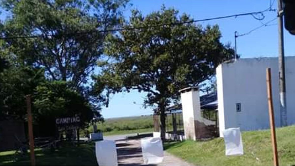 Los carteles que advierten que el pueblo est&aacute; cerrado